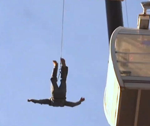 69岁成龙《龙马精神》再跳120米高摩天轮 称是小事情